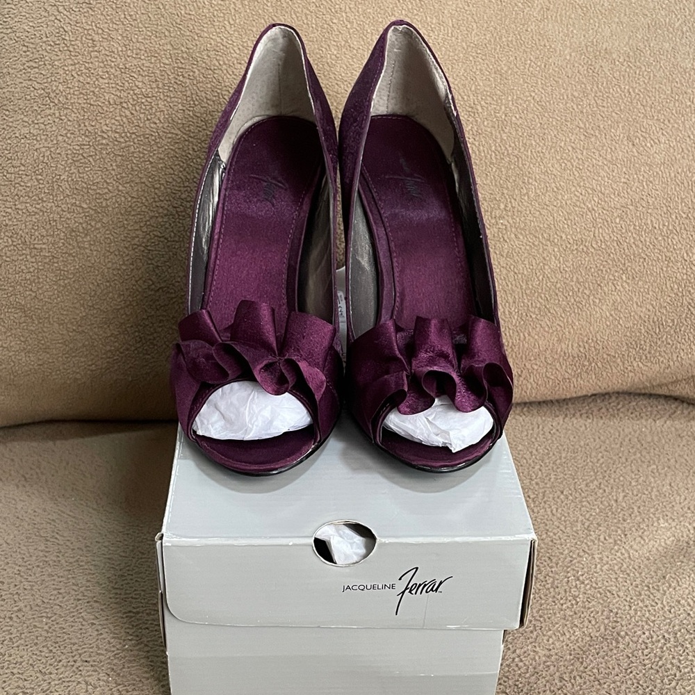 Jacqueline Ferrar Tiffany Burgundy Ruffle Heels, Size 7, NWT